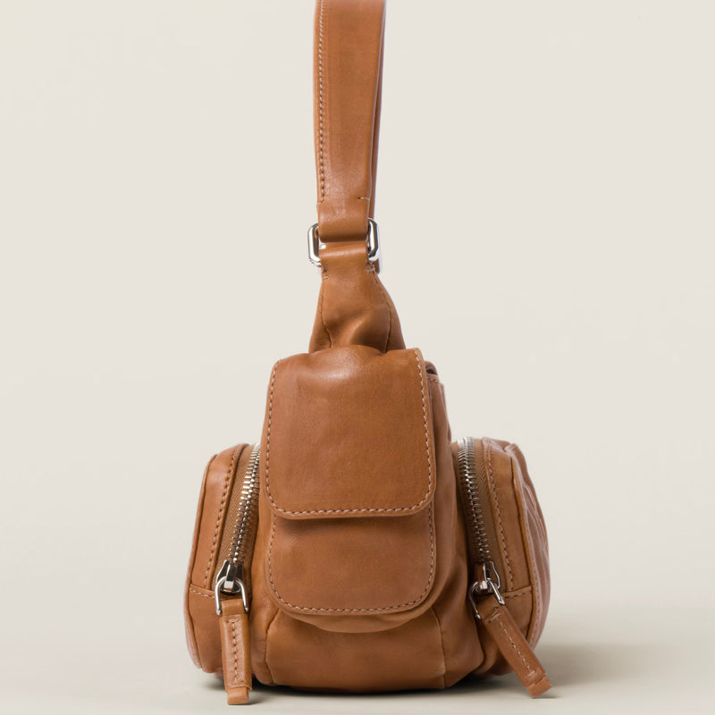 Bolsa Pocket Miu Miu em couro caramel