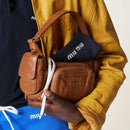 Bolsa Pocket Miu Miu em couro caramel